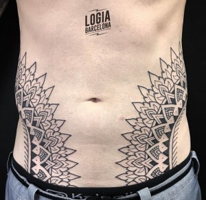 tatuaje_dorsales_geometria_blackwork_Logia_Barcelona_Willian_Spindola 